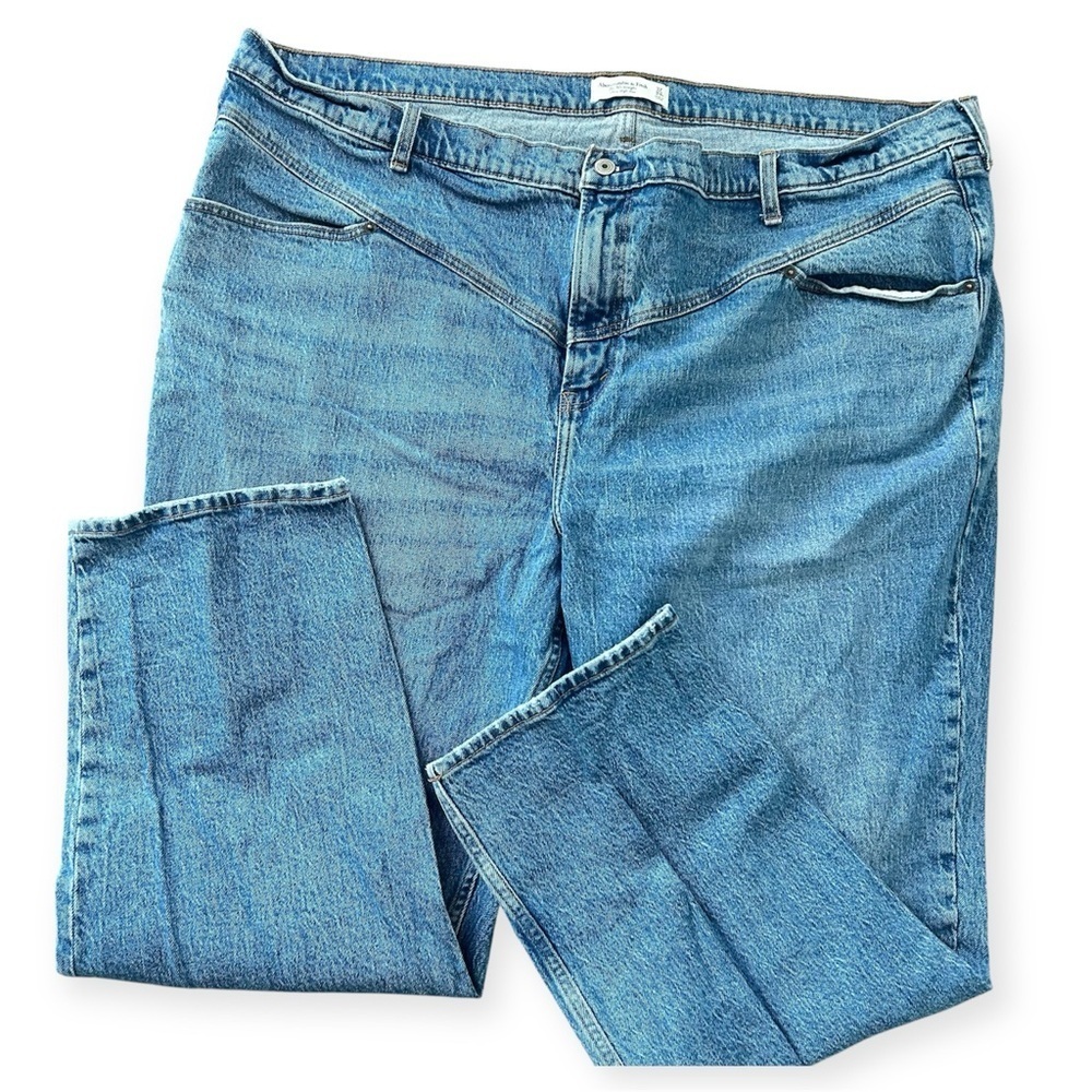 Abercrombie & Fitch The 90s Straight Ultra Rise High Rise Light Wash Denim Jeans